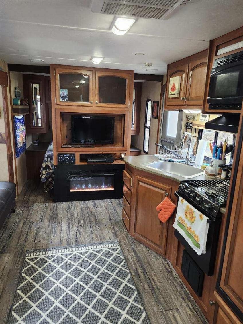 Rv Adventure Roscoe Pet Friendly Hotel Екстериор снимка